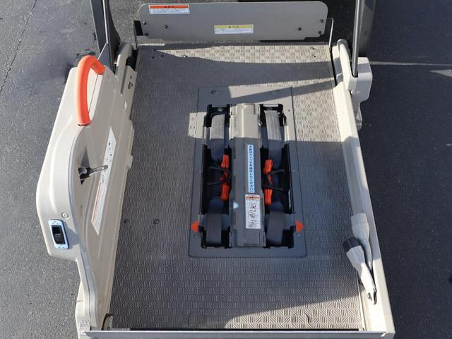 ＮＶ３５０キャラバンバン 車いすリフト車　車いす２台仕様　車いすリフト車　車いす２台仕様　衝突被害軽減ブレーキ、アラウンドビューモニター（ルームミラー内）、リヤクーラー、リヤヒーター、出てくる手すり（前後）（3枚目）