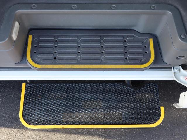 ＮＶ３５０キャラバンバン 車いすリフト車　車いす２台仕様　車いすリフト車　車いす２台仕様　衝突被害軽減ブレーキ、アラウンドビューモニター（ルームミラー内）、リヤクーラー、リヤヒーター、出てくる手すり（前後）（8枚目）