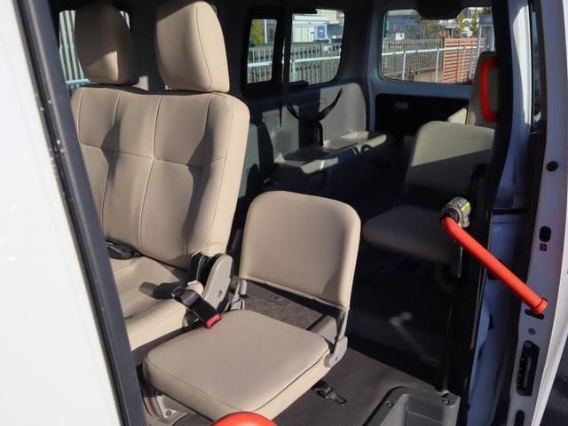 ＮＶ３５０キャラバンバン 車いすリフト車　車いす２台仕様　車いすリフト車　車いす２台仕様　衝突被害軽減ブレーキ、アラウンドビューモニター（ルームミラー内）、リヤクーラー、リヤヒーター、出てくる手すり（前後）（11枚目）