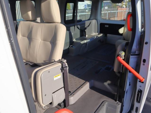 ＮＶ３５０キャラバンバン 車いすリフト車　車いす２台仕様　車いすリフト車　車いす２台仕様　衝突被害軽減ブレーキ、アラウンドビューモニター（ルームミラー内）、リヤクーラー、リヤヒーター、出てくる手すり（前後）（13枚目）