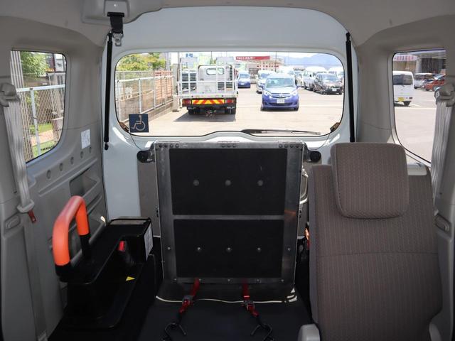 NV100クリッパーリオ 車いすスロープ車 左右分割式リヤシート付き 車いすスロープ車 左右分割式リヤシート付き ABS インテリキー&プッシュスタート 衝突被害軽減ブレーキ、ナビ・バックカメラ リヤヒーター ウィンチ用リモコン 車いすスペース用フロアマット(8枚目)