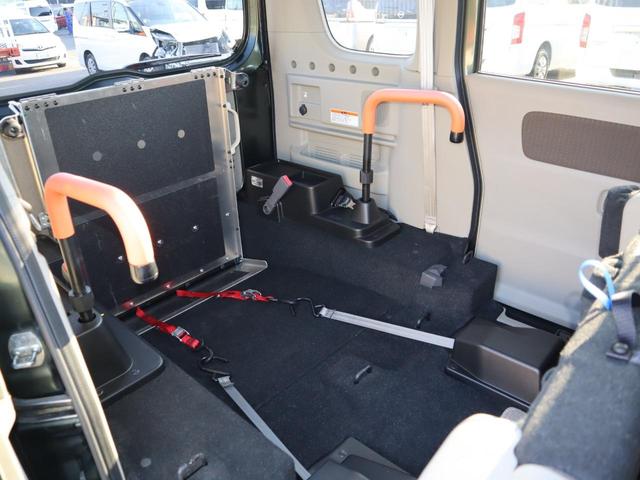 エブリイワゴン 車いすスロープ車　左右分割リヤシート付　車いすスロープ車　左右分割リヤシート付　ＡＢＳ　運転席・助手席エアバッグ　スマートキー＆プッシュスタート　衝突被害軽減　ナビ・テレビ（フルセグ）　オートエアコン　リヤヒーター　ウィンチ用リモコン（12枚目）