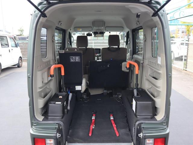 リヤシートの片側を跳ね上げて車いすの方が入ります。車いすの方１名と他に３名の４人乗りです。