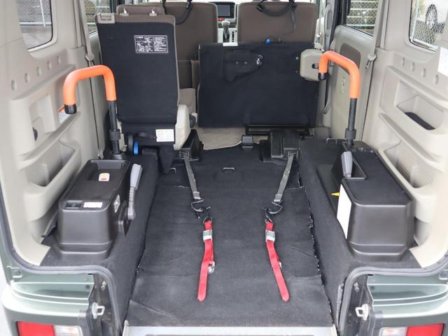 前側がウィンチベルトになっています。車いすを引っ張り上げてくれます。