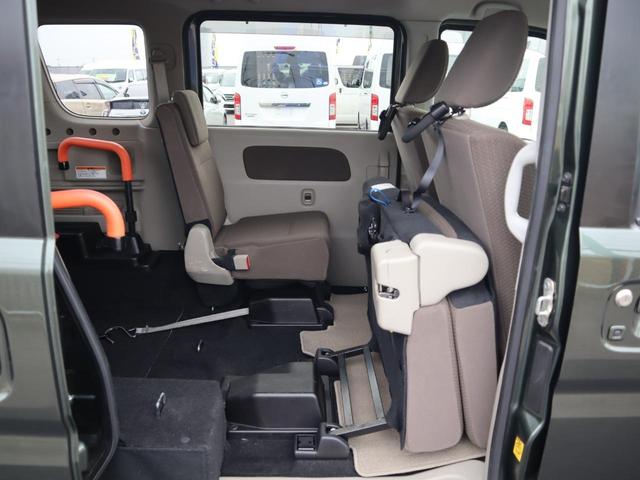 車いすの方の隣に１名座れます。