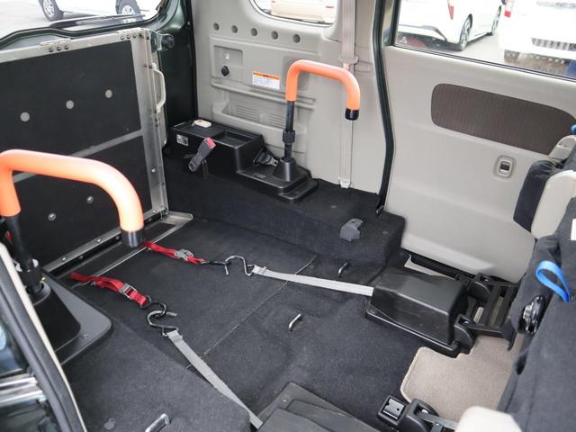 車いすのサイズが大きいときは、もう一つのリヤシートも跳ね上げることができます。車いすの方１名と他に２名の３人乗りになります。