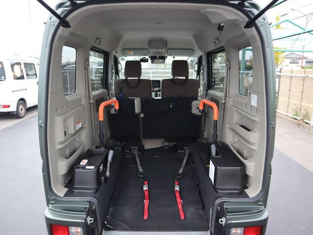 リヤシートをどちらも跳ね上げた状態です。車いすの方１名と他に２名の３人乗りになります。