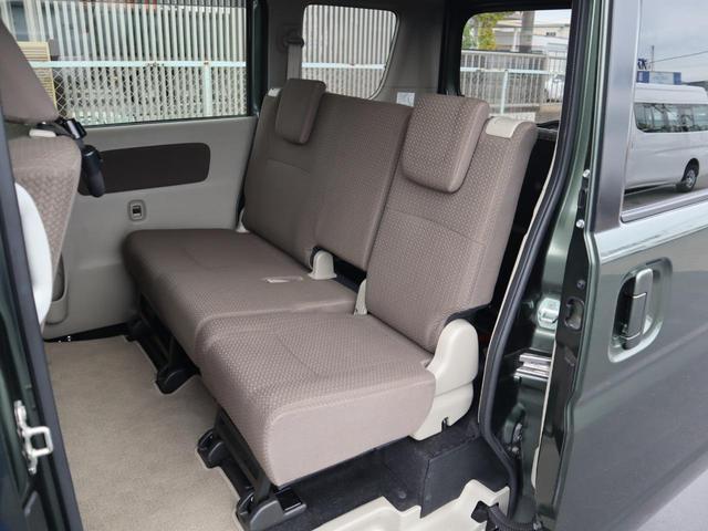 跳ね上げていたリヤシートをどちらも戻すと４人乗りになります。