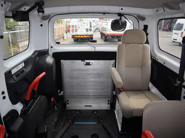 NV200バネットバン 車いすスロープ車 車いす2名仕様 車いす2名仕様 ABS インテリキー ナビ バックカメラ ソナー リヤクーラー ETC ドライブレコーダー スライドサイドウィンドウ プライバシーガラス ウインチ用リモコン 車いすの方用手すり(7枚目)
