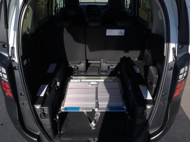 フリード ｅ：ＨＥＶ　クロスター　　車いすスロープ車　衝突被害軽減ブレーキ、左右電動スライドドア、ソナー、ブラインドスポットワーニング、アダプティブクルーズコントロール、オートエアコン、リヤクーラー、シートヒーター、ＬＥＤライト、フォグランプ、ＡＷ（3枚目）