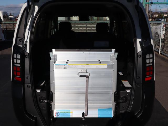 フリード ｅ：ＨＥＶ　クロスター　　車いすスロープ車　衝突被害軽減ブレーキ、左右電動スライドドア、ソナー、ブラインドスポットワーニング、アダプティブクルーズコントロール、オートエアコン、リヤクーラー、シートヒーター、ＬＥＤライト、フォグランプ、ＡＷ（4枚目）