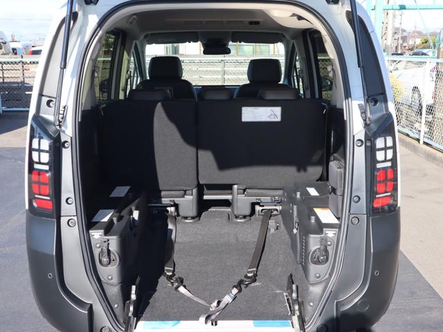 フリード ｅ：ＨＥＶ　クロスター　　車いすスロープ車　衝突被害軽減ブレーキ、左右電動スライドドア、ソナー、ブラインドスポットワーニング、アダプティブクルーズコントロール、オートエアコン、リヤクーラー、シートヒーター、ＬＥＤライト、フォグランプ、ＡＷ（5枚目）