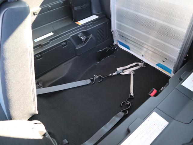 フリード ｅ：ＨＥＶ　クロスター　　車いすスロープ車　衝突被害軽減ブレーキ、左右電動スライドドア、ソナー、ブラインドスポットワーニング、アダプティブクルーズコントロール、オートエアコン、リヤクーラー、シートヒーター、ＬＥＤライト、フォグランプ、ＡＷ（8枚目）