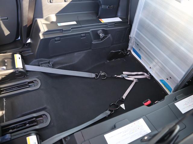 フリード ｅ：ＨＥＶ　クロスター　　車いすスロープ車　衝突被害軽減ブレーキ、左右電動スライドドア、ソナー、ブラインドスポットワーニング、アダプティブクルーズコントロール、オートエアコン、リヤクーラー、シートヒーター、ＬＥＤライト、フォグランプ、ＡＷ（9枚目）