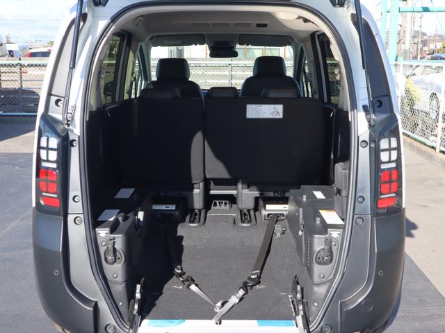 フリード ｅ：ＨＥＶ　クロスター　　車いすスロープ車　衝突被害軽減ブレーキ、左右電動スライドドア、ソナー、ブラインドスポットワーニング、アダプティブクルーズコントロール、オートエアコン、リヤクーラー、シートヒーター、ＬＥＤライト、フォグランプ、ＡＷ（10枚目）