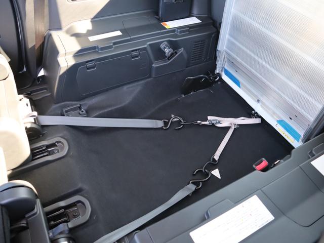 フリード ｅ：ＨＥＶ　クロスター　　車いすスロープ車　衝突被害軽減ブレーキ、左右電動スライドドア、ソナー、ブラインドスポットワーニング、アダプティブクルーズコントロール、オートエアコン、リヤクーラー、シートヒーター、ＬＥＤライト、フォグランプ、ＡＷ（12枚目）