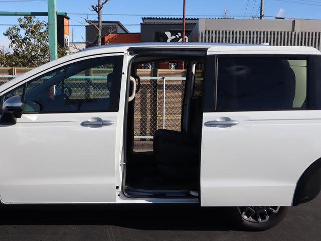 フリード ｅ：ＨＥＶ　クロスター　　車いすスロープ車　衝突被害軽減ブレーキ、左右電動スライドドア、ソナー、ブラインドスポットワーニング、アダプティブクルーズコントロール、オートエアコン、リヤクーラー、シートヒーター、ＬＥＤライト、フォグランプ、ＡＷ（15枚目）