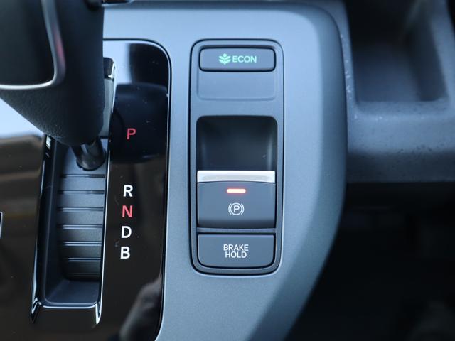 フリード ｅ：ＨＥＶ　クロスター　　車いすスロープ車　衝突被害軽減ブレーキ、左右電動スライドドア、ソナー、ブラインドスポットワーニング、アダプティブクルーズコントロール、オートエアコン、リヤクーラー、シートヒーター、ＬＥＤライト、フォグランプ、ＡＷ（22枚目）