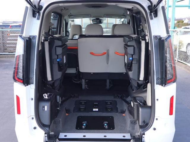 �R��ڃV�[�g�����E�ɒ��ˏグ�ĎԂ����̕�������܂��B�Ԃ����̕��P���Ƒ��ɂT���̂U�l���ɂȂ�܂��B