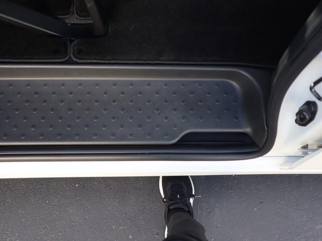 �X���C�h�h�A�i�E���j�̉��ő���𔲂��������邾���ŃX���C�h�h�A�������ŊJ���邱�Ƃ��ł��܂��B