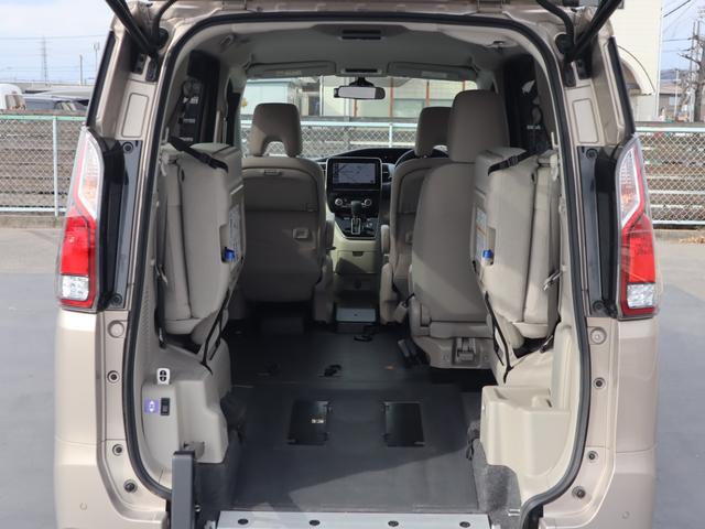 �R��ڃV�[�g�����E�ɒ��ˏグ�ĎԂ����̕�������܂��B�Ԃ����̕��P���Ƒ��ɂR���̂S�l���̏�Ԃł��B