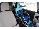 助手席に専用車いすを収納した状態です。