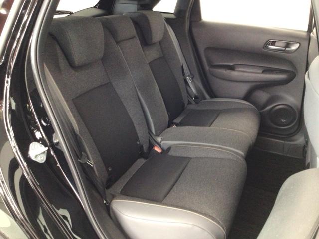 フィット ｅ：ＨＥＶＲＳ　ＬＥＤ・メモリナビ・ＣＤ・バックカメラ・純正ＡＷ・ホンダＣＯＮＮＥＣＴ　エアバッグ　パワーウィンドウ　助手席エアバッグ　ＬＥＤヘッドランプ　セキュリティアラーム　フルオートエアコン　ＥＴＣ装備　ＵＳＢ（14枚目）