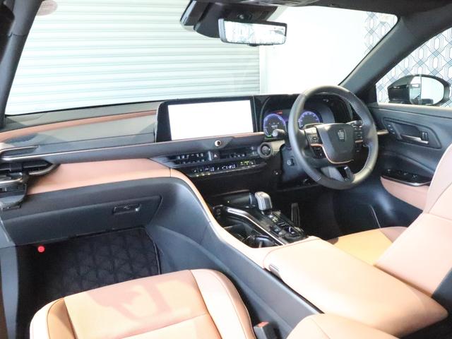 クラウンスポーツ Ｚ　パノラマルーフ　サンドブラウン本革シート　デジタルインナーミラー　パノラミックビューモニター　ハンズフリーパワーバックドア　トヨタチームメイト　ヘッドアップディスプレイ　純正前後ドラレコ　置くだけ充電（3枚目）