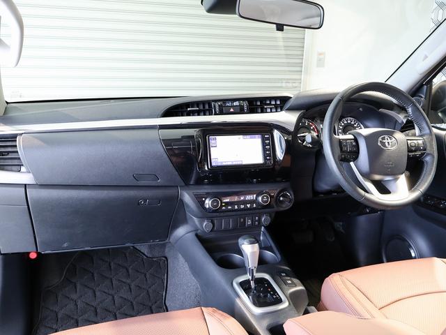 ハイラックス Ｚ　オーバーフェンダー　ＴＲＤスポーツバー　ベッドライナー　革調シートカバー　ＴＯＹＯＴＡデカール　ＬＥＤヘッドライト　純正ＳＤナビＴＶ　バックモニター　クリアランスソナー　寒冷地仕様　純正アルミ　４ＷＤ（3枚目）