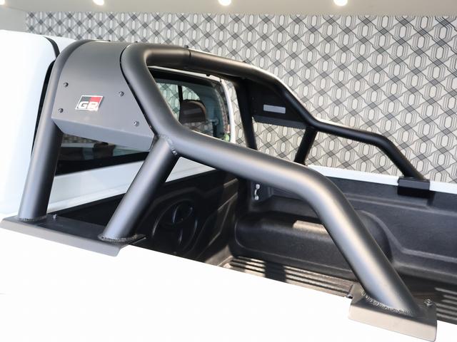 ハイラックス Ｚ　オーバーフェンダー　ＴＲＤスポーツバー　ベッドライナー　革調シートカバー　ＴＯＹＯＴＡデカール　ＬＥＤヘッドライト　純正ＳＤナビＴＶ　バックモニター　クリアランスソナー　寒冷地仕様　純正アルミ　４ＷＤ（5枚目）