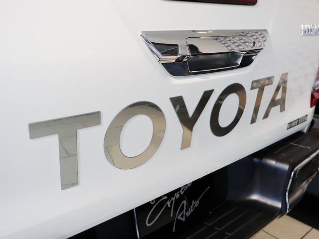 ハイラックス Ｚ　オーバーフェンダー　ＴＲＤスポーツバー　ベッドライナー　革調シートカバー　ＴＯＹＯＴＡデカール　ＬＥＤヘッドライト　純正ＳＤナビＴＶ　バックモニター　クリアランスソナー　寒冷地仕様　純正アルミ　４ＷＤ（6枚目）
