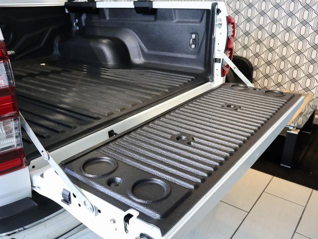 ハイラックス Ｚ　オーバーフェンダー　ＴＲＤスポーツバー　ベッドライナー　革調シートカバー　ＴＯＹＯＴＡデカール　ＬＥＤヘッドライト　純正ＳＤナビＴＶ　バックモニター　クリアランスソナー　寒冷地仕様　純正アルミ　４ＷＤ（41枚目）