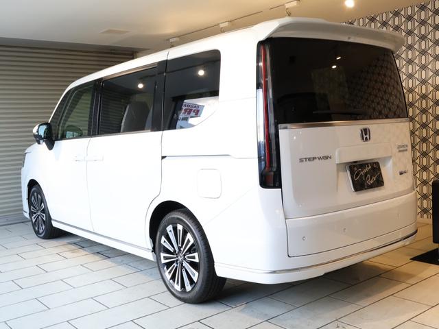 ステップワゴン ｅ：ＨＥＶスパーダ　プレミアムライン　登録済未使用車　純正１１．４型ナビＴＶ　マルチビューカメラシステム　両側パワースライドドア　パワーバックドア　ＬＥＤヘッドライト　ブラインドスポットインフォメーション　ハーフレザーシート　純正アルミ（2枚目）