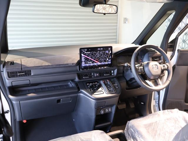 ステップワゴン ｅ：ＨＥＶスパーダ　プレミアムライン　登録済未使用車　純正１１．４型ナビＴＶ　マルチビューカメラシステム　両側パワースライドドア　パワーバックドア　ＬＥＤヘッドライト　ブラインドスポットインフォメーション　ハーフレザーシート　純正アルミ（3枚目）