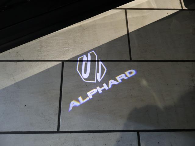 アルファードハイブリッド Ｚ　ムーンルーフ　モデリスタエアロ＆マフラー　１３．２型有機ＥＬ後席モニター　パノラミックビュモニター　デジタルインナーミラー　トヨタチームメイト　ヘッドアップディスプレイ　パワーバックドア　黒革シート（10枚目）
