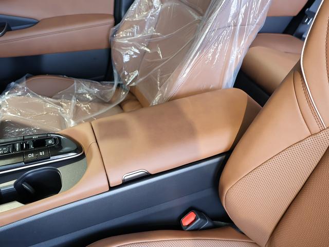 クラウンエステート Ｚ　登録済未使用車　パノラマルーフ　モデリスタエアロ　ブラウン本革シート　デジタルインナーミラー　パワーバックドア　ブラインドスポットモニター　ＬＥＤヘッドライト　ヘッドアップディスプレイ　純正アルミ（34枚目）