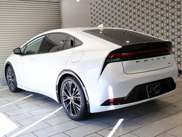 プリウス Ｚ　デジタルインナーミラー　パワーバックドア　ブラインドスポットモニター　純正１２．３型ナビＴＶ　パノラミックビュモニター　ブラックレザーエアーシート　ＬＥＤヘッドライト　ステアリングヒーター　純正アルミ（2枚目）