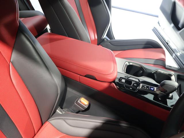 NX NX350h Fスポーツ マークレビンソンサウンド パノラマサンルーフ デジタルインナーミラー 赤/黒本革エアシート オレンジキャリパー パワーバックドア 後席電動リクライニング 後席シートヒーター おくだけ充電 純正ドラレコ(30枚目)