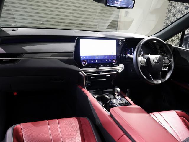 ＲＸ ＲＸ５００ｈ　Ｆスポーツパフォーマンス　パノラマサンルーフ　フレアレッド半革えあーシート　デジタルインナーミラー　アドバンスドパーク　輻射ヒーター　オレンジキャリパー　後席電動リクライニング　おくだけ充電　前後ドラレコ　パワーバックドア（3枚目）