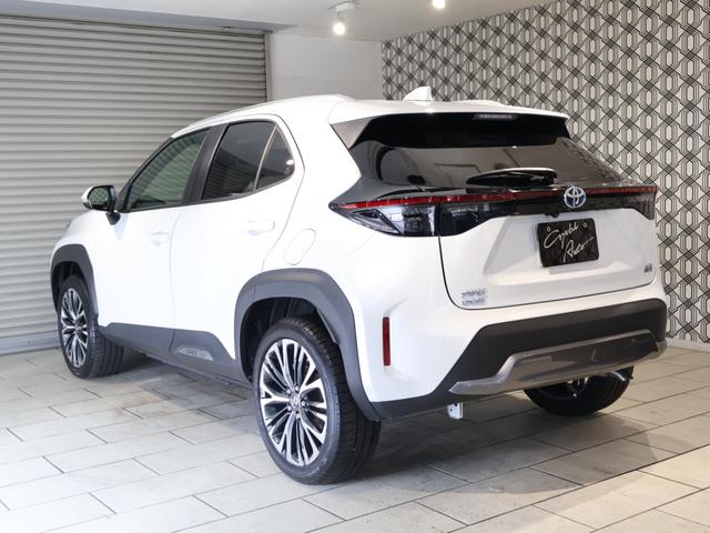 ヤリスクロス ハイブリッドＺ　アドベンチャー　純正８型ディスプレイ　ナビ　パノラミックビューモニター　パワーバックドア　ブラインドスポットモニタ　ＬＥＤヘッドライト　専用ハーフレザーシート　シートヒーター　純正アルミ　クリアランスソナー　ドラレコ（2枚目）