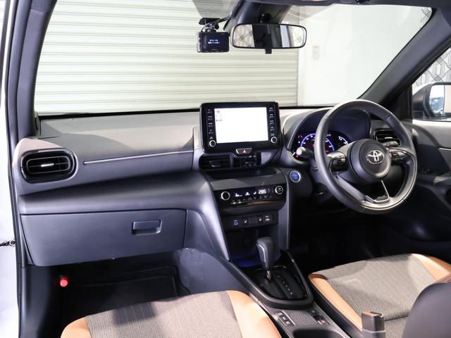 ヤリスクロス ハイブリッドＺ　アドベンチャー　純正８型ディスプレイ　ナビ　パノラミックビューモニター　パワーバックドア　ブラインドスポットモニタ　ＬＥＤヘッドライト　専用ハーフレザーシート　シートヒーター　純正アルミ　クリアランスソナー　ドラレコ（3枚目）