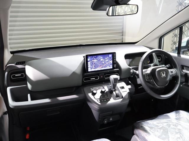 フリード ｅ：ＨＥＶクロスター　登録済未使用車　純正９型ナビＴＶ　マルチビューカメラシステム　両側パワースライドドア　ＬＥＤヘッドライト　ハーフレザーシート　シートヒーター　ブラインドスポットモニター　専用純正アルミ　６人乗り（3枚目）