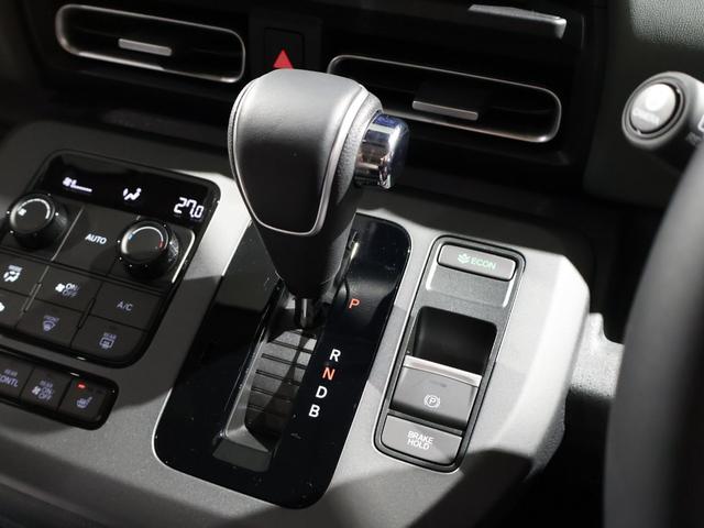 フリード ｅ：ＨＥＶクロスター　登録済未使用車　純正９型ナビＴＶ　マルチビューカメラシステム　両側パワースライドドア　ＬＥＤヘッドライト　ハーフレザーシート　シートヒーター　ブラインドスポットモニター　専用純正アルミ　６人乗り（8枚目）