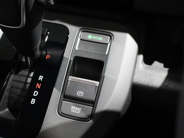 フリード ｅ：ＨＥＶクロスター　登録済未使用車　純正９型ナビＴＶ　マルチビューカメラシステム　両側パワースライドドア　ＬＥＤヘッドライト　ハーフレザーシート　シートヒーター　ブラインドスポットモニター　専用純正アルミ　６人乗り（9枚目）