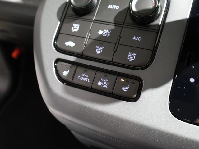 フリード ｅ：ＨＥＶクロスター　登録済未使用車　純正９型ナビＴＶ　マルチビューカメラシステム　両側パワースライドドア　ＬＥＤヘッドライト　ハーフレザーシート　シートヒーター　ブラインドスポットモニター　専用純正アルミ　６人乗り（11枚目）