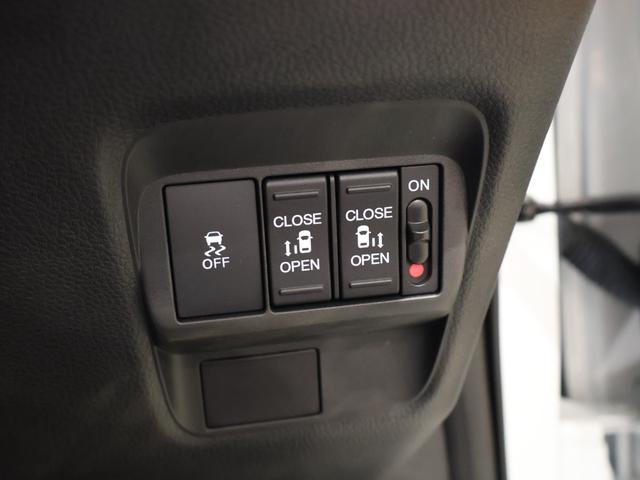 フリード ｅ：ＨＥＶクロスター　登録済未使用車　純正９型ナビＴＶ　マルチビューカメラシステム　両側パワースライドドア　ＬＥＤヘッドライト　ハーフレザーシート　シートヒーター　ブラインドスポットモニター　専用純正アルミ　６人乗り（14枚目）