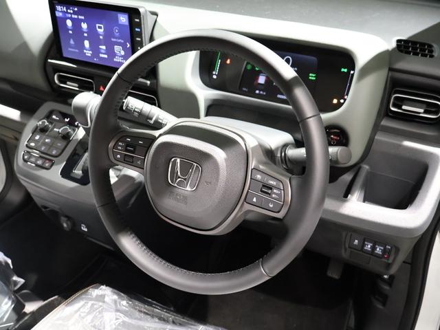 フリード ｅ：ＨＥＶクロスター　登録済未使用車　純正９型ナビＴＶ　マルチビューカメラシステム　両側パワースライドドア　ＬＥＤヘッドライト　ハーフレザーシート　シートヒーター　ブラインドスポットモニター　専用純正アルミ　６人乗り（15枚目）