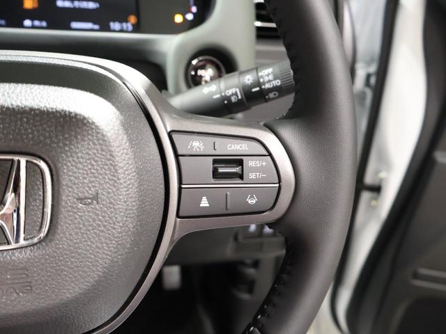 フリード ｅ：ＨＥＶクロスター　登録済未使用車　純正９型ナビＴＶ　マルチビューカメラシステム　両側パワースライドドア　ＬＥＤヘッドライト　ハーフレザーシート　シートヒーター　ブラインドスポットモニター　専用純正アルミ　６人乗り（17枚目）