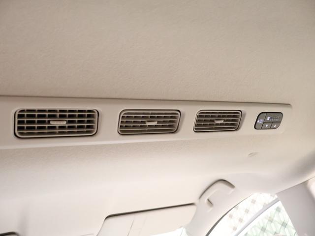 フリード ｅ：ＨＥＶクロスター　登録済未使用車　純正９型ナビＴＶ　マルチビューカメラシステム　両側パワースライドドア　ＬＥＤヘッドライト　ハーフレザーシート　シートヒーター　ブラインドスポットモニター　専用純正アルミ　６人乗り（25枚目）