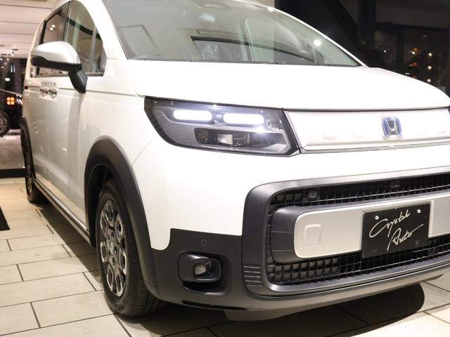 フリード ｅ：ＨＥＶクロスター　登録済未使用車　純正９型ナビＴＶ　マルチビューカメラシステム　両側パワースライドドア　ＬＥＤヘッドライト　ハーフレザーシート　シートヒーター　ブラインドスポットモニター　専用純正アルミ　６人乗り（27枚目）